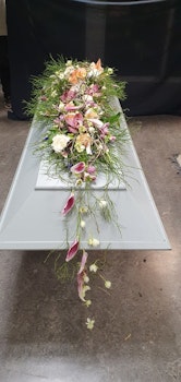 Sagolikt blomsterregn