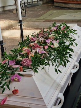 Sagolikt blomsterregn