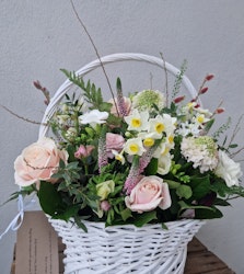 Blomsterkorg i vitt & rosa