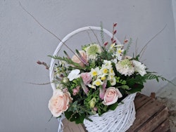 Blomsterkorg i vitt & rosa