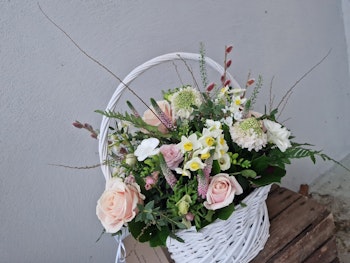 Blomsterkorg i vitt & rosa