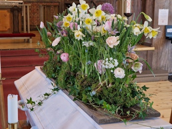 Vårblomning - kistdekoration