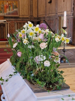 Vårblomning - kistdekoration
