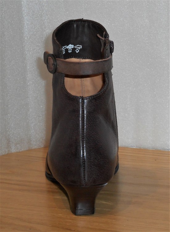 Mörkbrun boots från österrikiska Think!