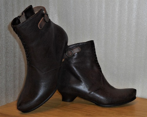 Mörkbrun boots från österrikiska Think!