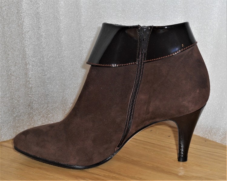 Elegant brun mockaboots med lackdetaljer - Amante