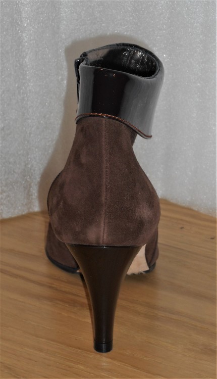 Elegant brun mockaboots med lackdetaljer - Amante
