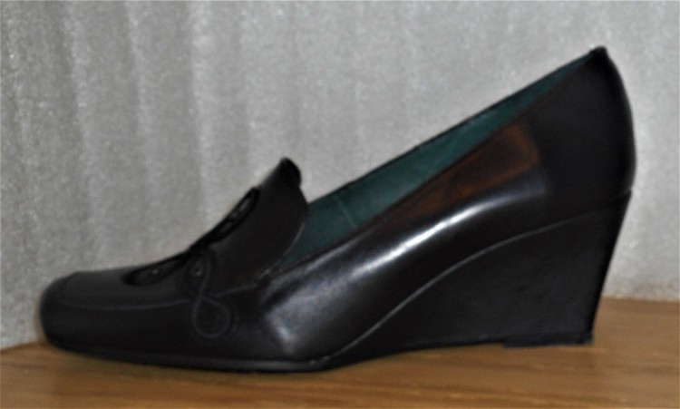 Svart kilklackad sko med applikationer - fabrikat Hispanitas