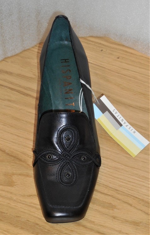 Svart kilklackad sko med applikationer - fabrikat Hispanitas
