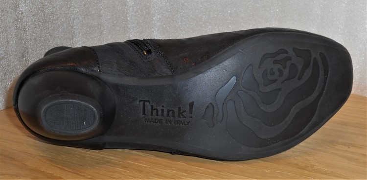 Svart boots med blomdekor fabrikat Think!