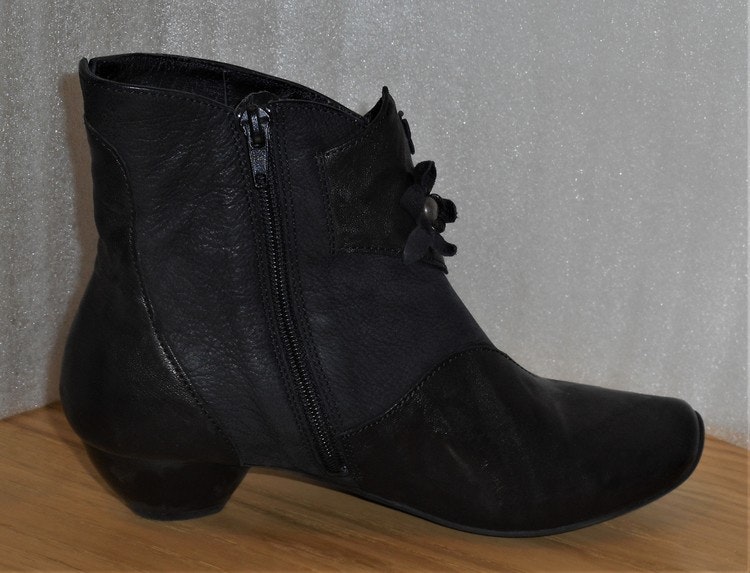 Svart boots med blomdekor fabrikat Think!