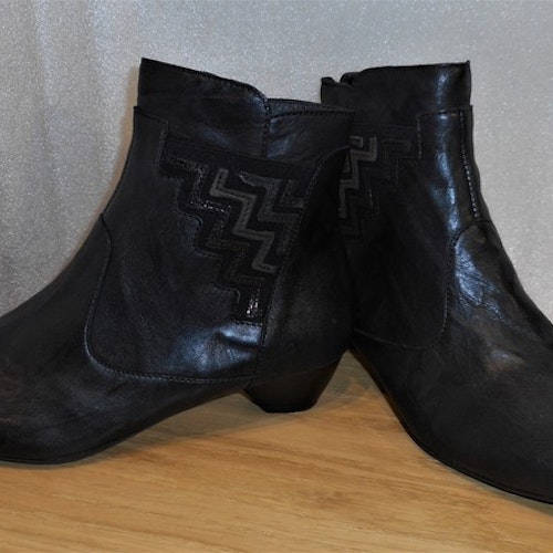 Svart boots med zig-zag-mönster fabrikat Think!