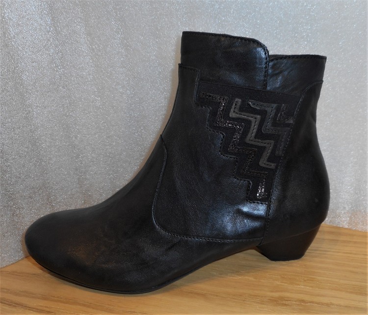 Svart boots med zig-zag-mönster fabrikat Think!