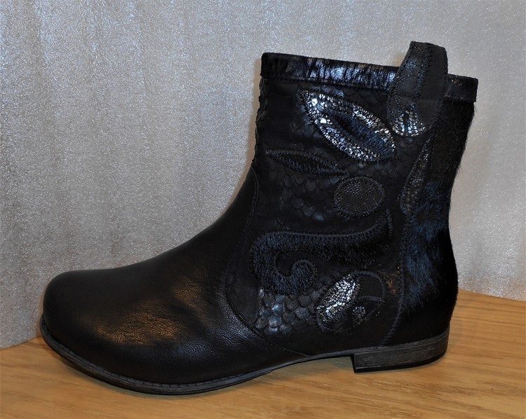 Svart boots i mix av skinnmaterial fabrikat Think!