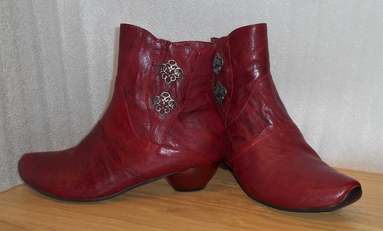 Röd boots med vackra spännen från österrikiska Think!