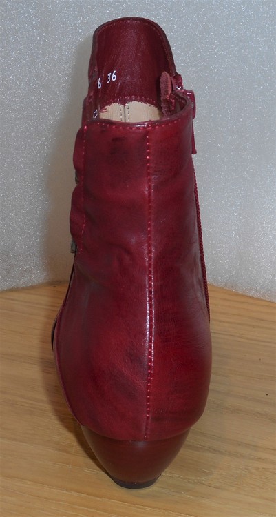 Röd boots med vackra spännen från österrikiska Think!