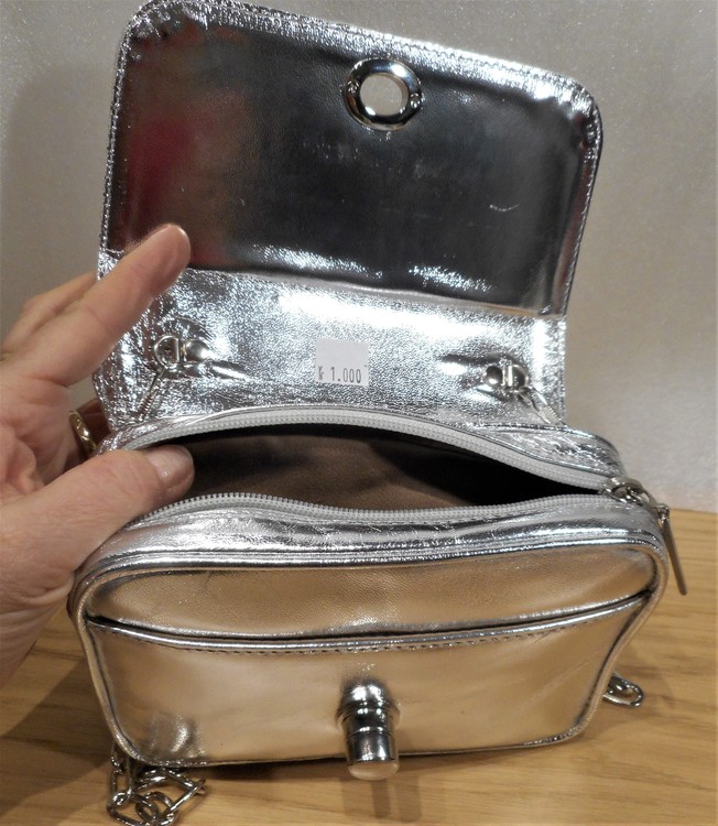 Väska i silverfärgat skinn