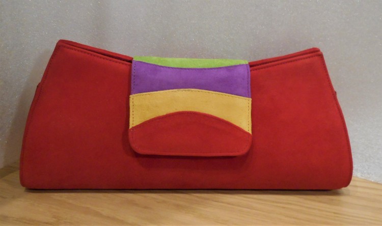 Kuvertväska i röd mocka med randigt lock