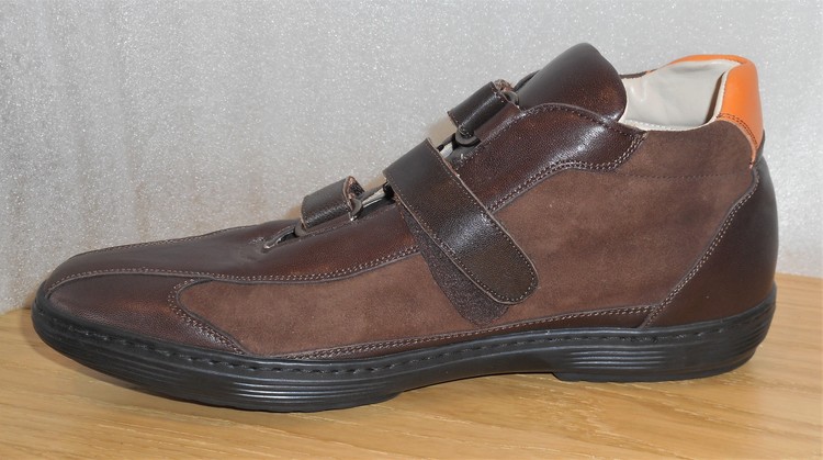 Mörkbrun sko med kardborreknäppning