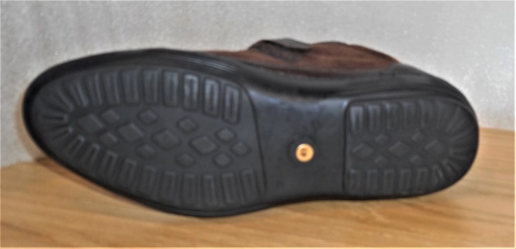 Mörkbrun sko med kardborreknäppning