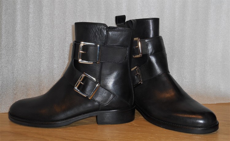 Svarta boots med dekorativa spännen - fabrikat Merygen