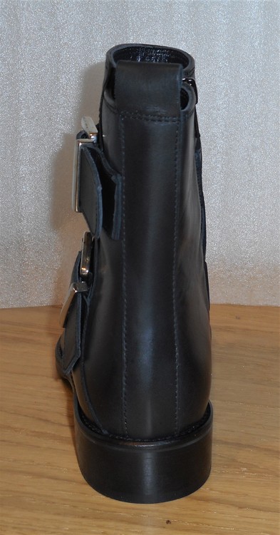 Svarta boots med dekorativa spännen - fabrikat Merygen