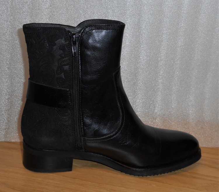 Svart boots med spänne och Paisley-mönstrat inlägg bak - Amberone
