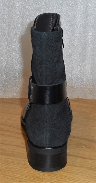 Svart boots med spänne och Paisley-mönstrat inlägg bak - Amberone