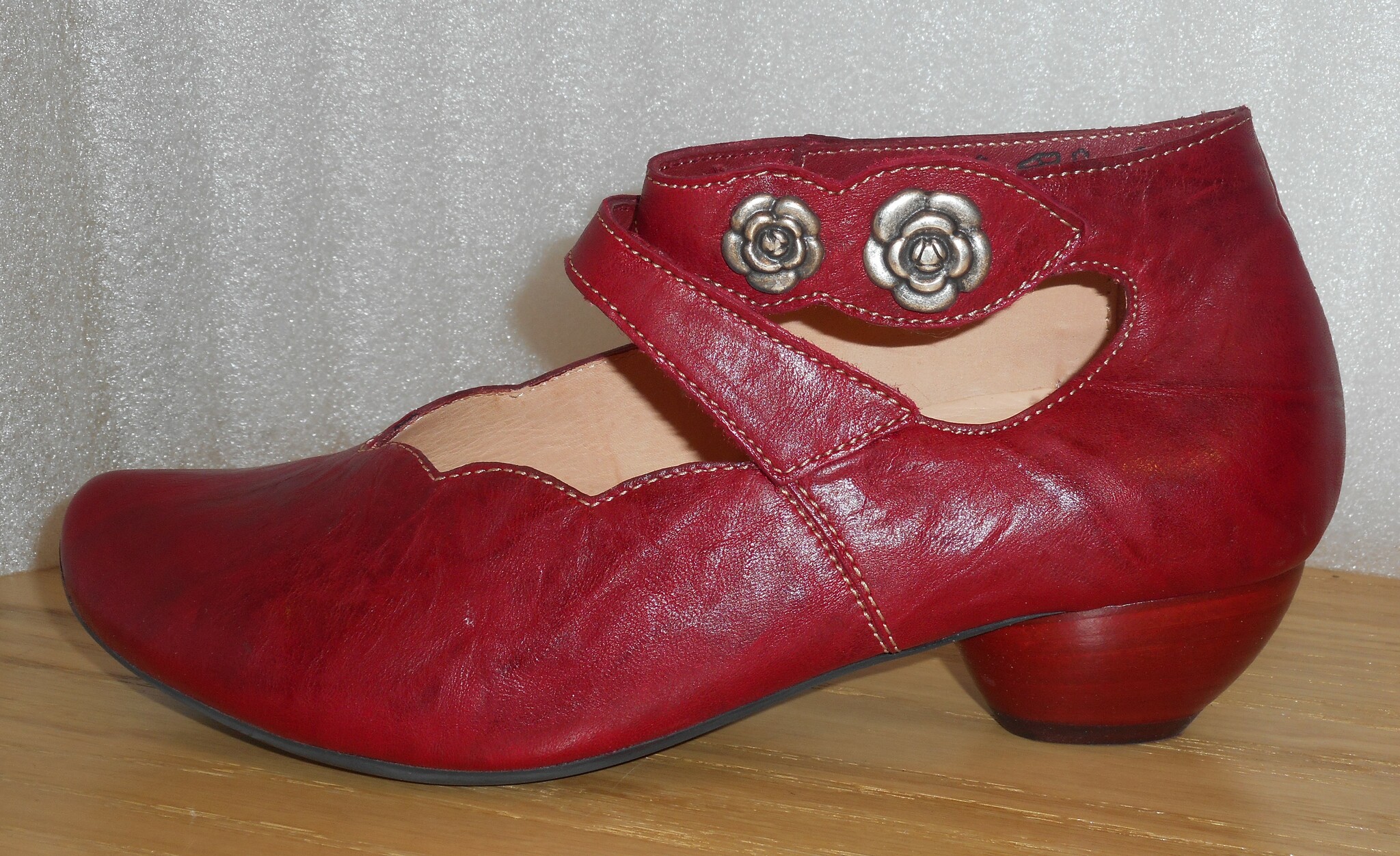 Röd sko med silverfärgade blommor - fabrikat Think!