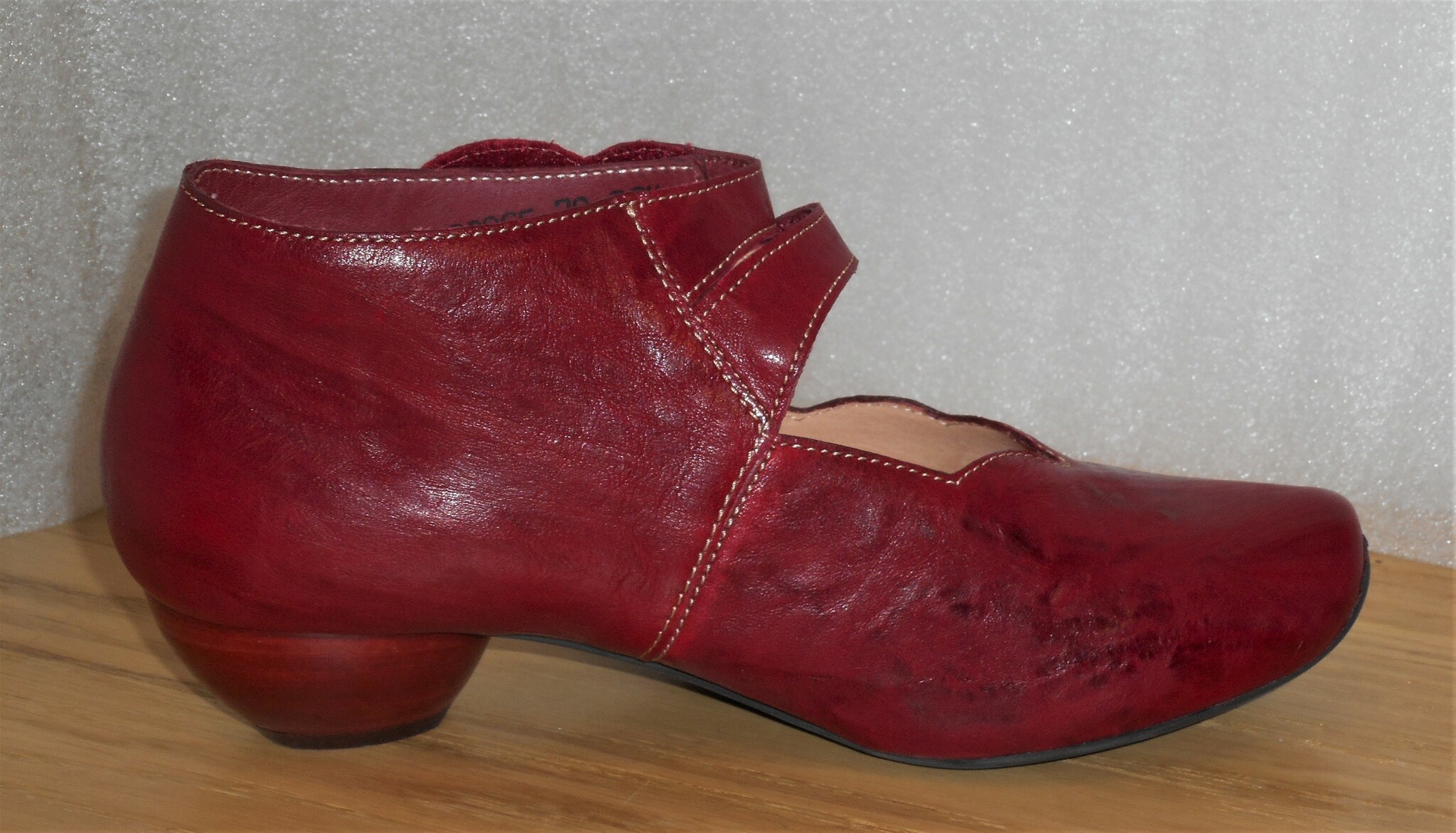Röd sko med silverfärgade blommor - fabrikat Think!