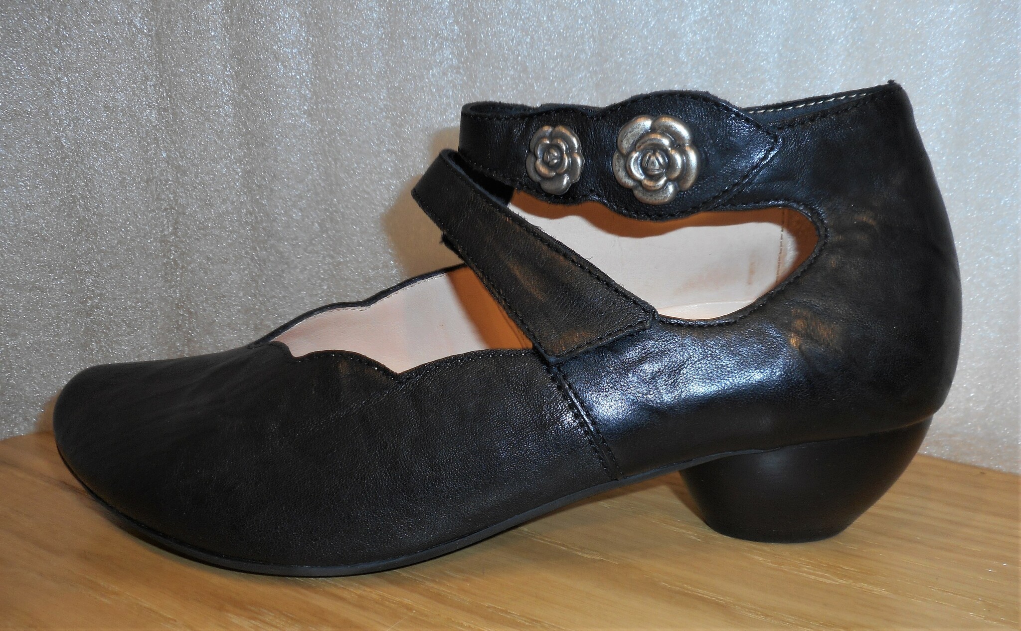 Svart sko med silverfärgade blommor - fabrikat Think!