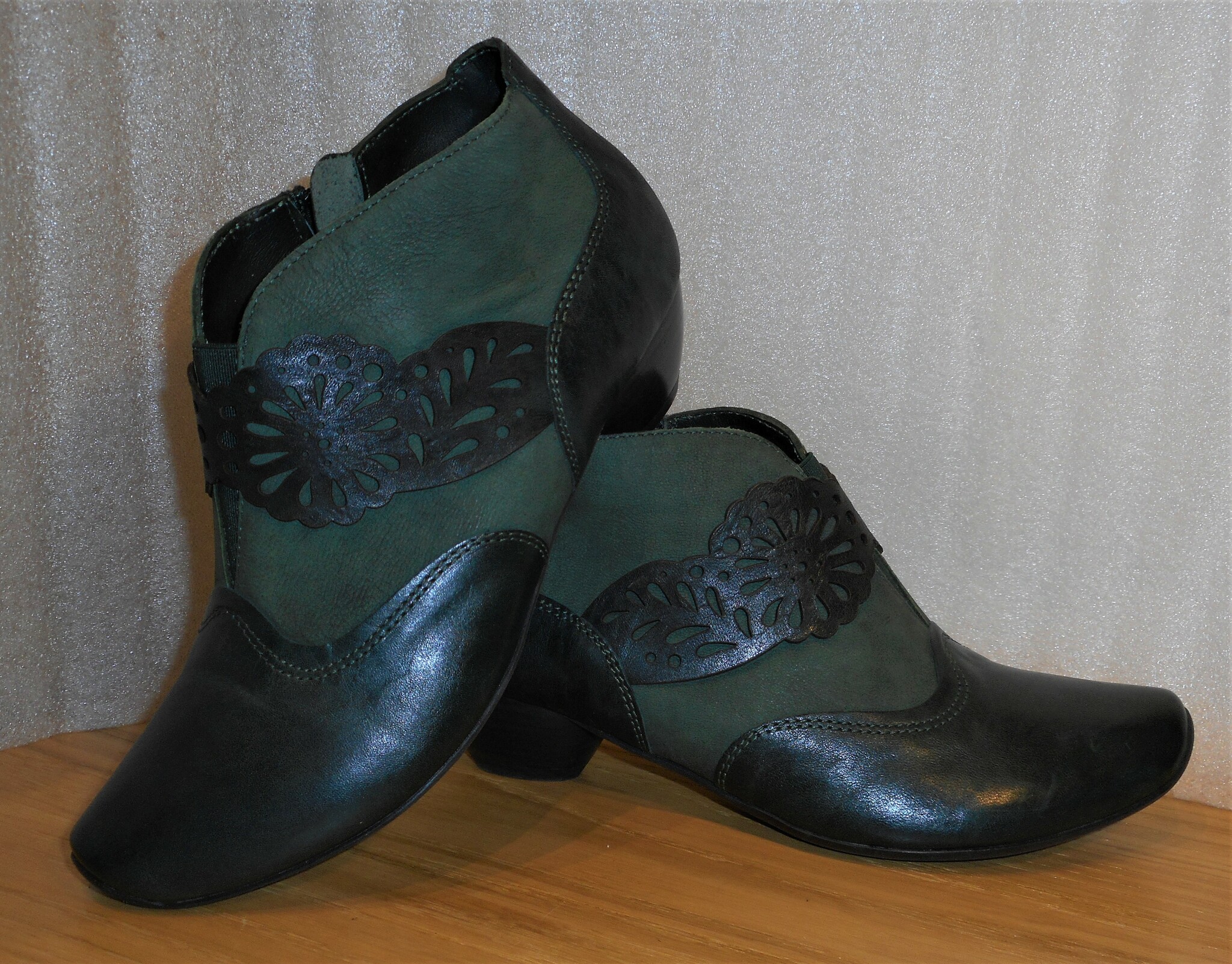 Mörkgrön boots från fabrikat Think!