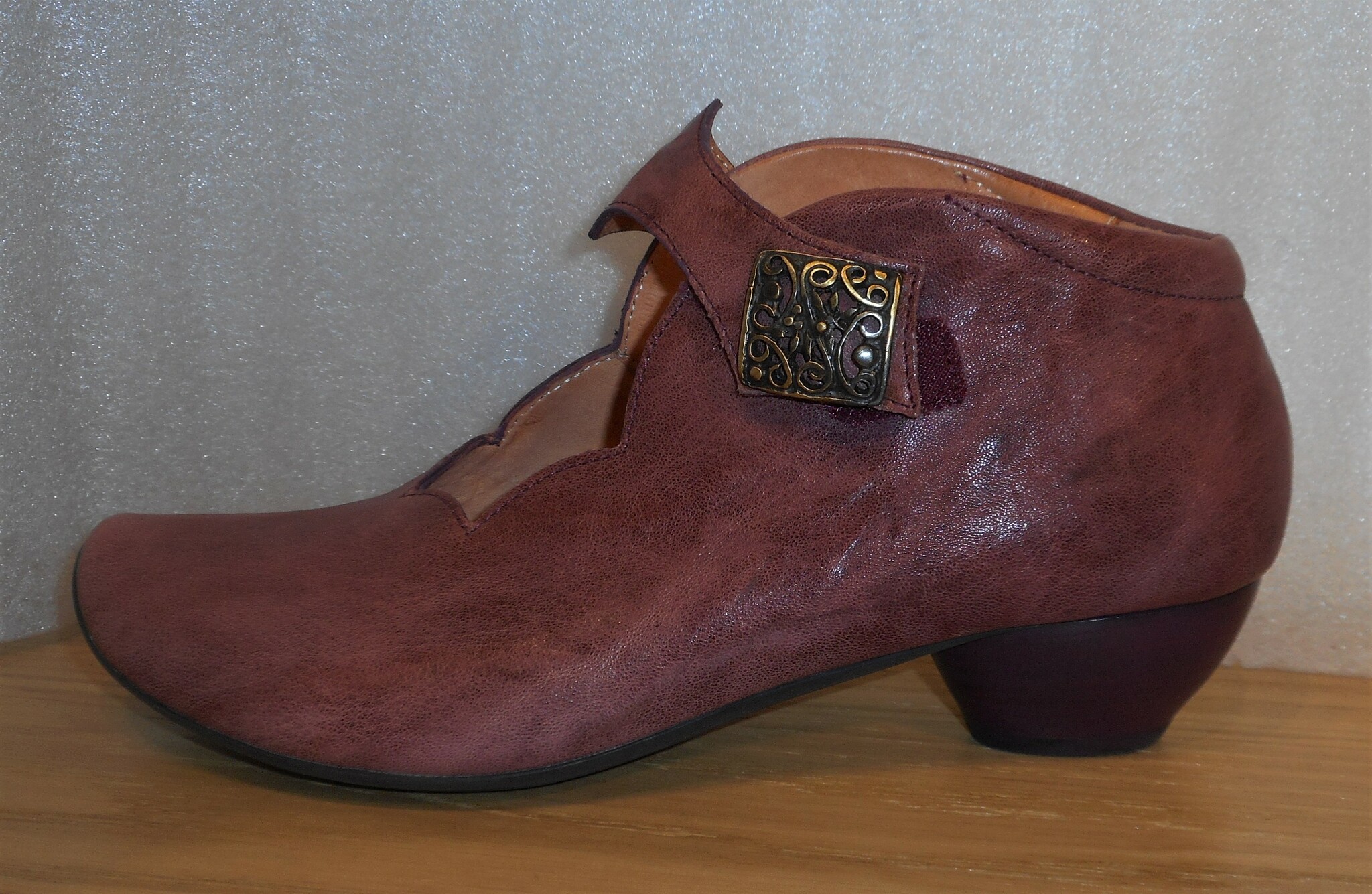 Gammelrosa sko från fabrikat Think!