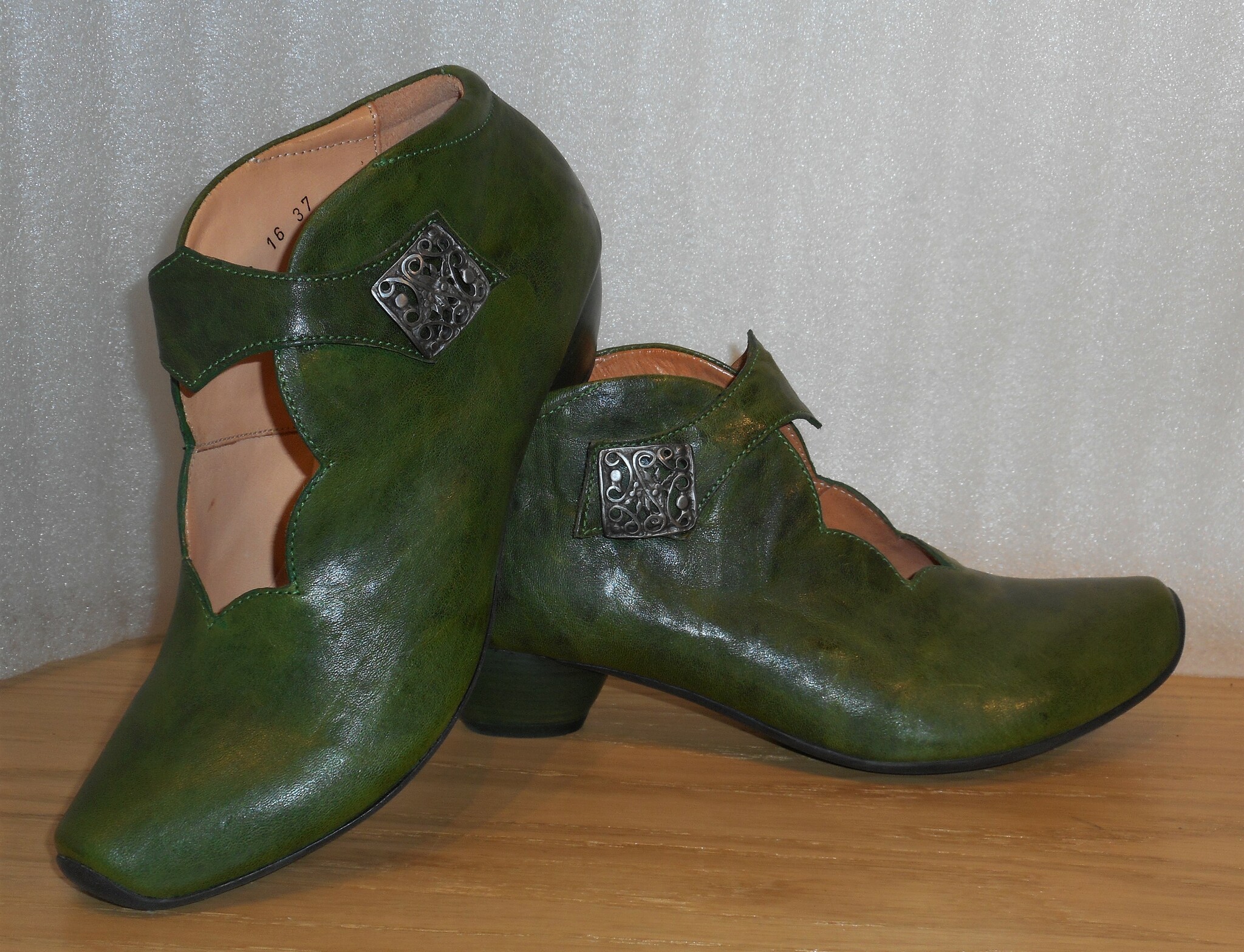 Grön sko med kardborreknäppning från fabrikat Think!