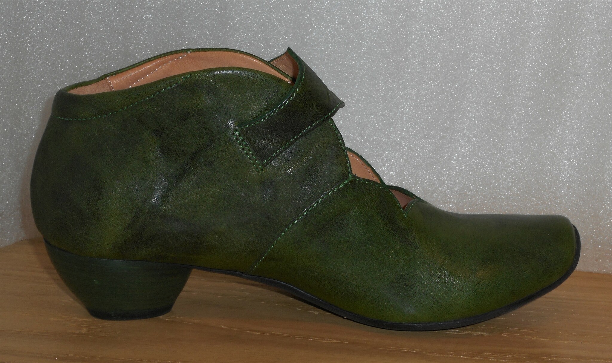 Grön sko med kardborreknäppning från fabrikat Think!