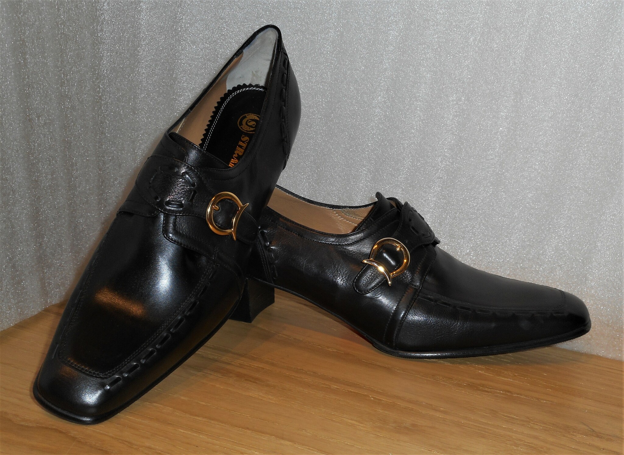 Svart sko med spänne från italienska Strafford