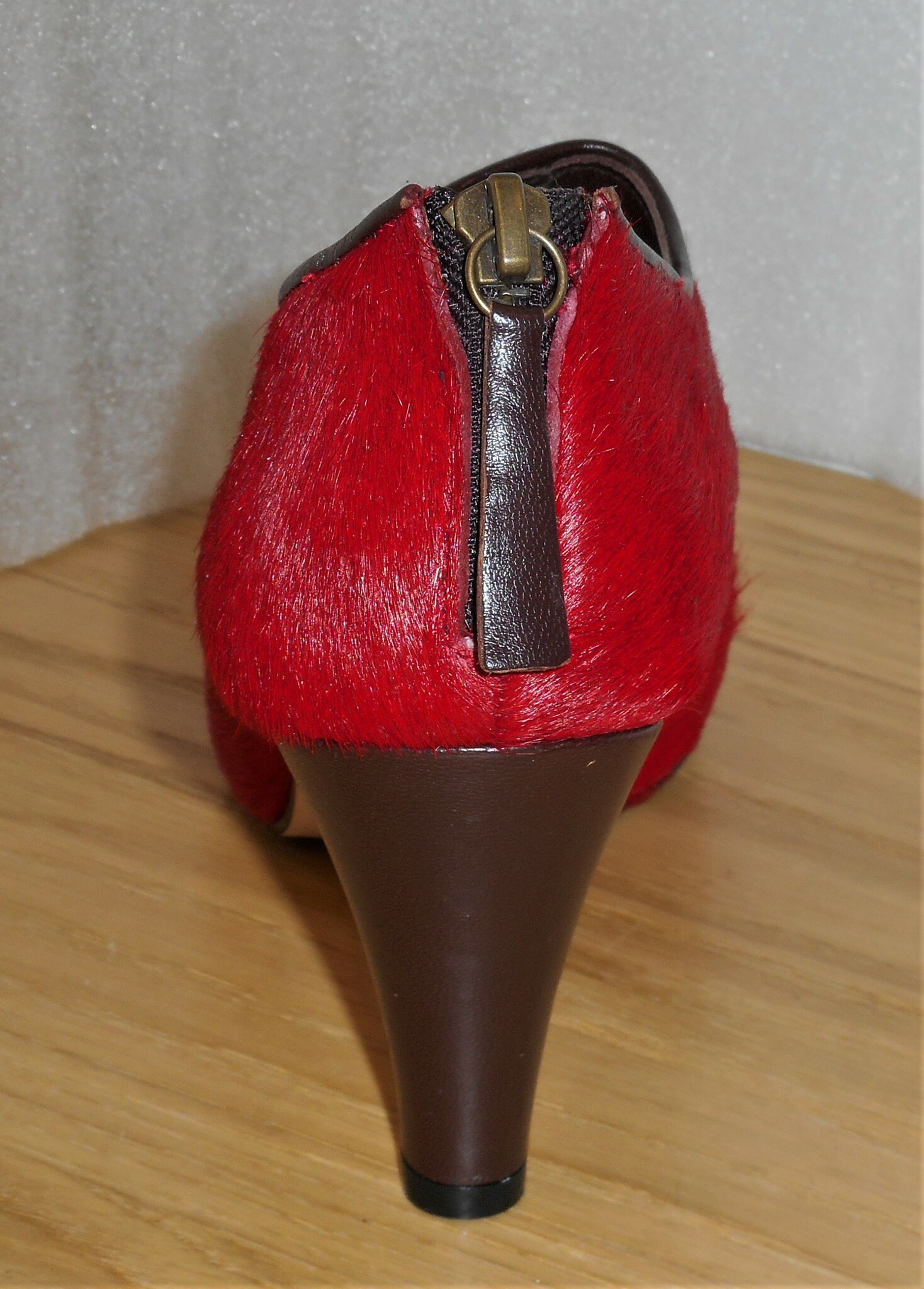 Röd sko i pälsmaterial med blixtlås bak - Amante