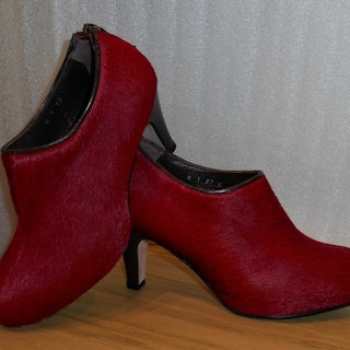 Röd sko i pälsmaterial med blixtlås bak - Amante