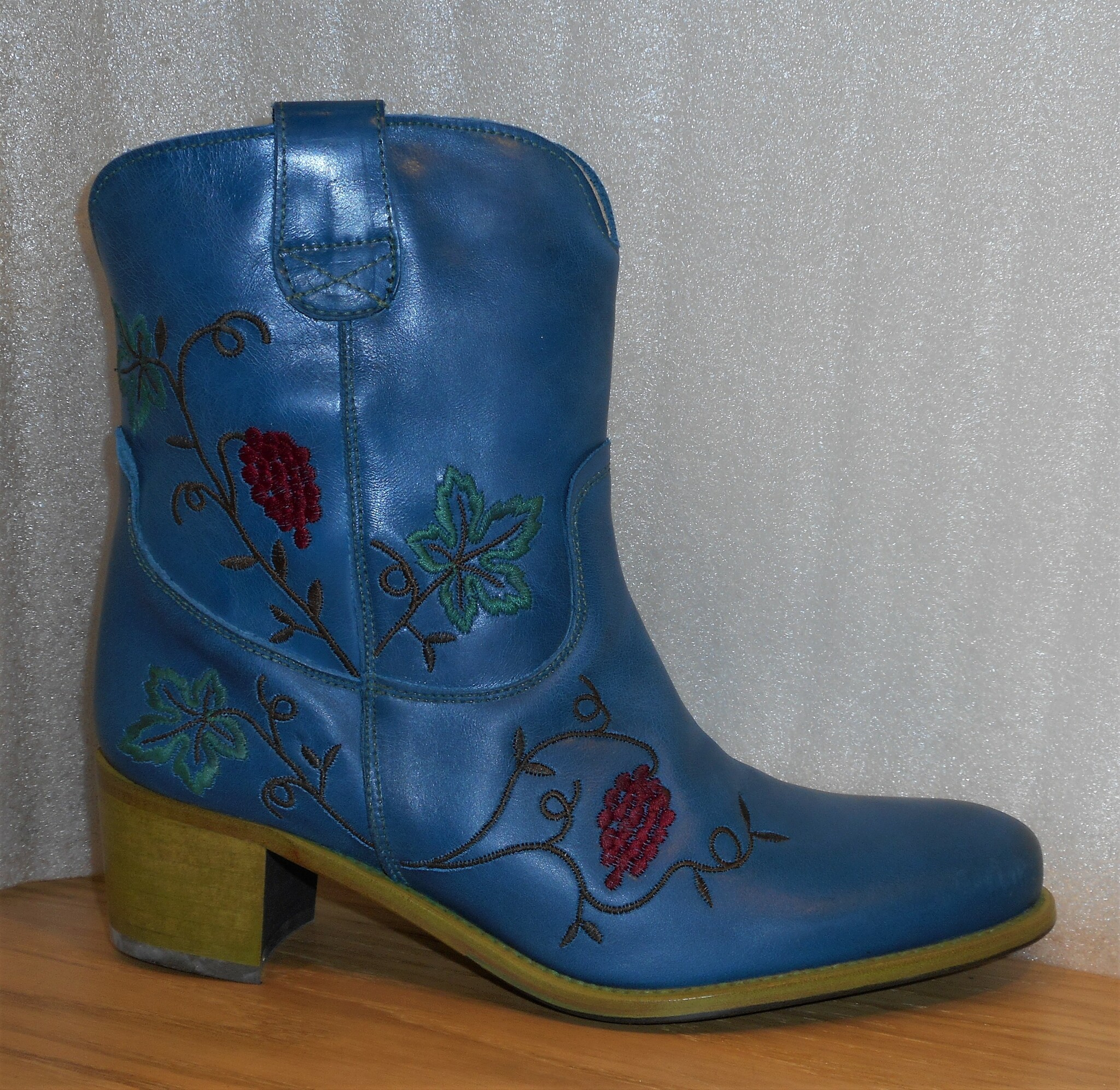 Blå cowboy-inspirerad boots med vinranksbroderier - Amberone