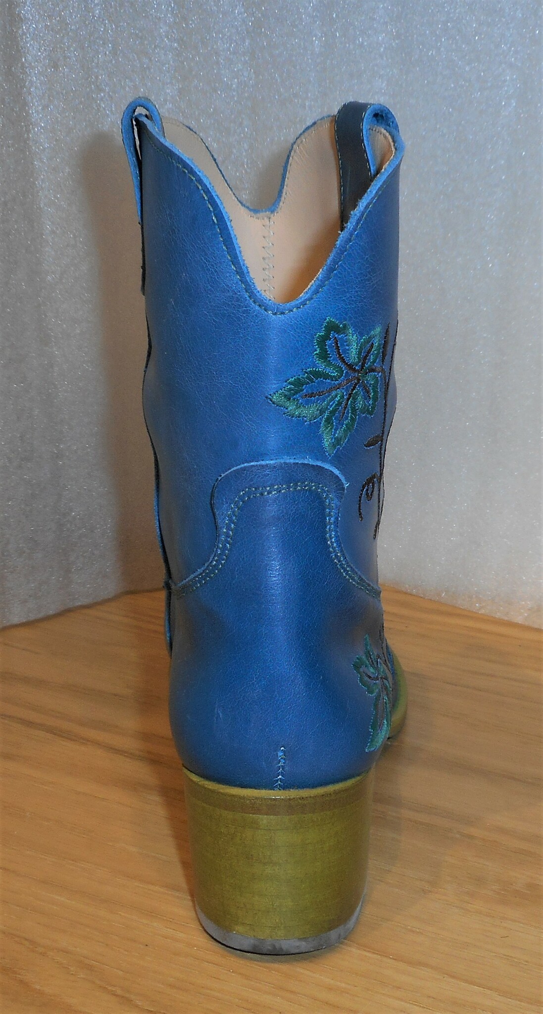 Blå cowboy-inspirerad boots med vinranksbroderier - Amberone