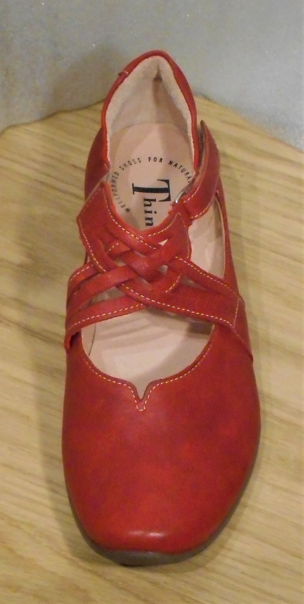 Röd sko med korslagda remmar - fabrikat Think!