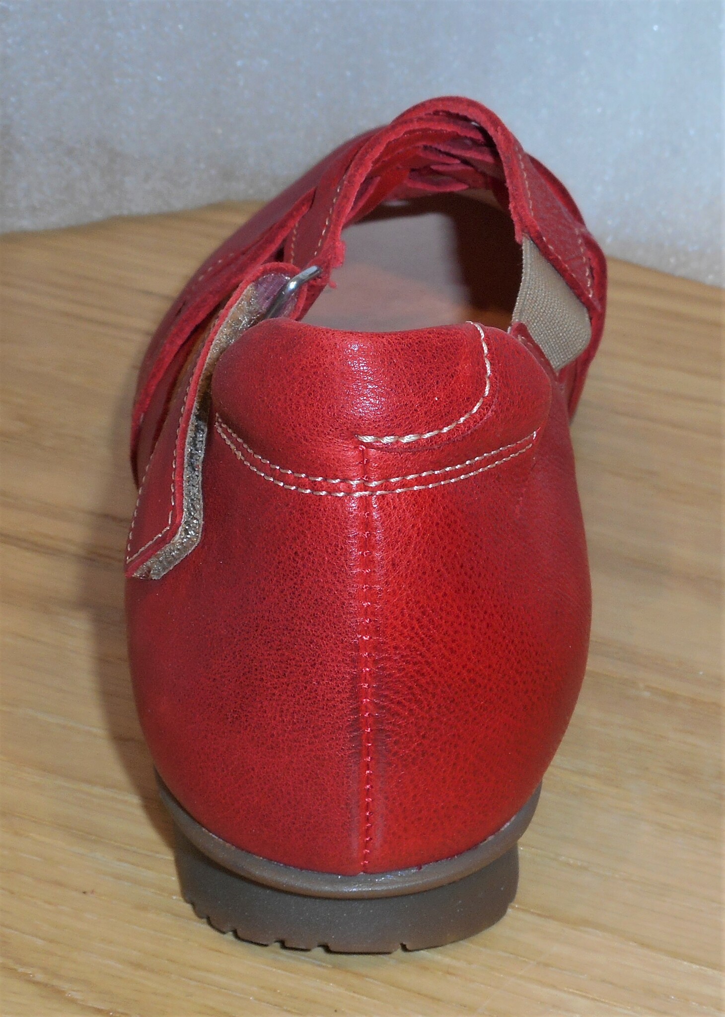 Röd sko med korslagda remmar - fabrikat Think!