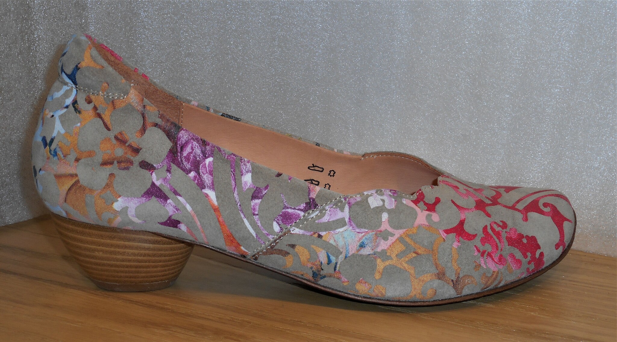 Grå sko med multifärgat mönster - fabrikat Think!
