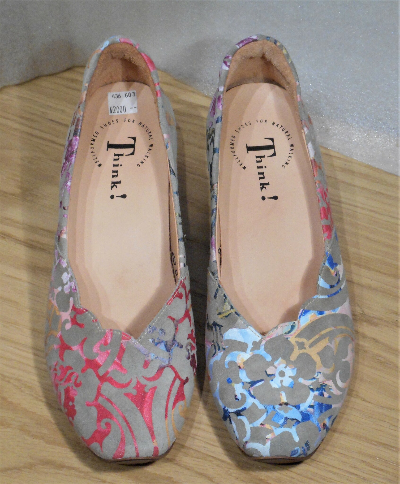 Grå sko med multifärgat mönster - fabrikat Think!