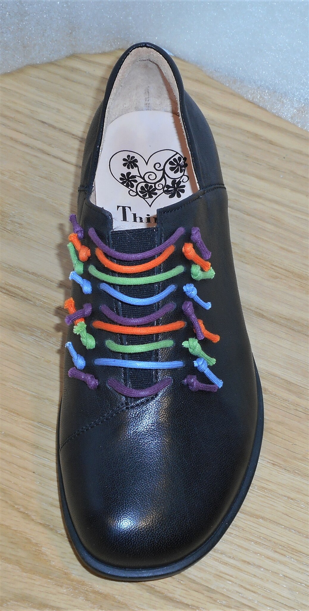 Svart loafer med  multifärgade gummiband - Think!