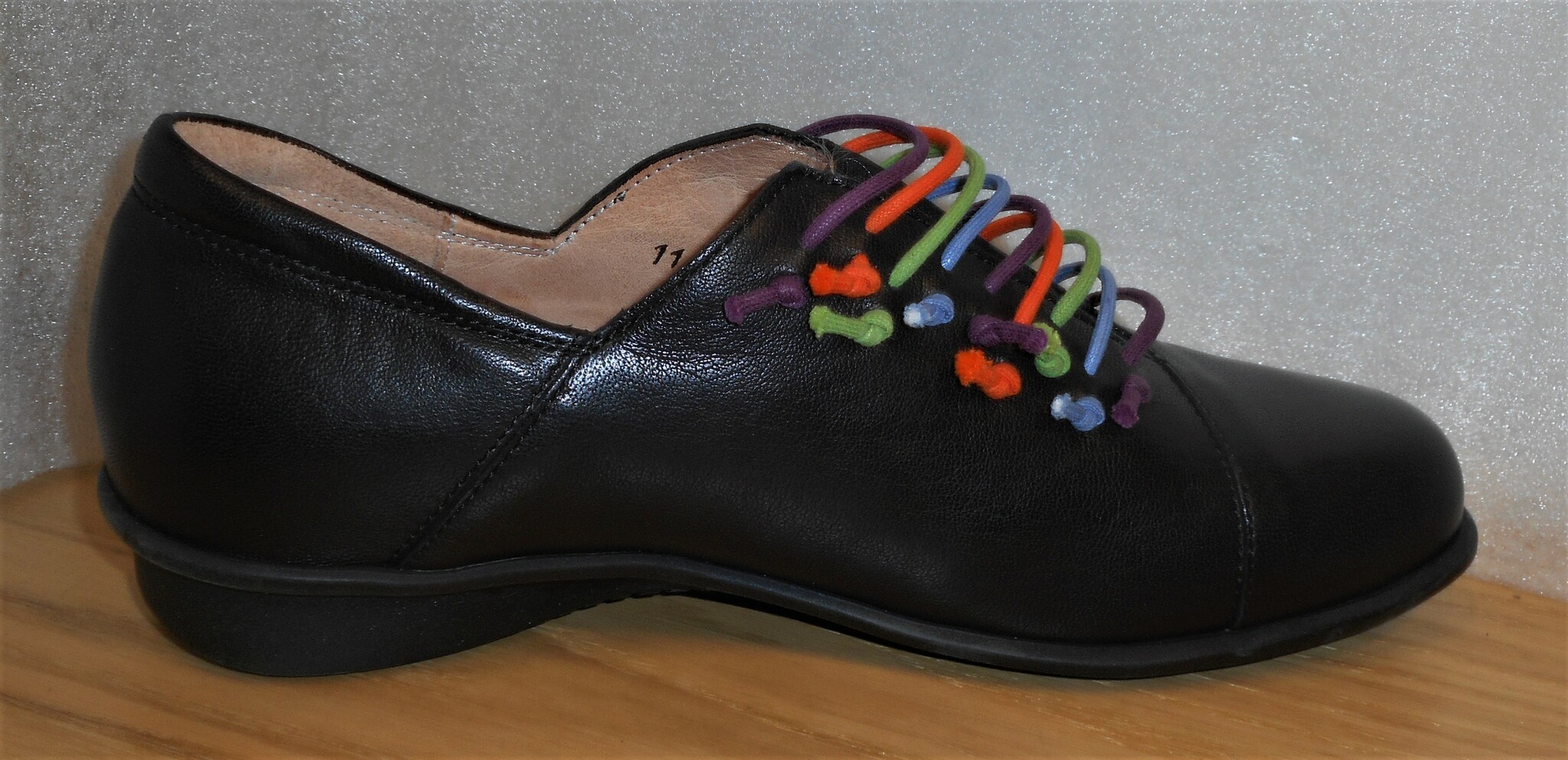 Svart loafer med  multifärgade gummiband - Think!