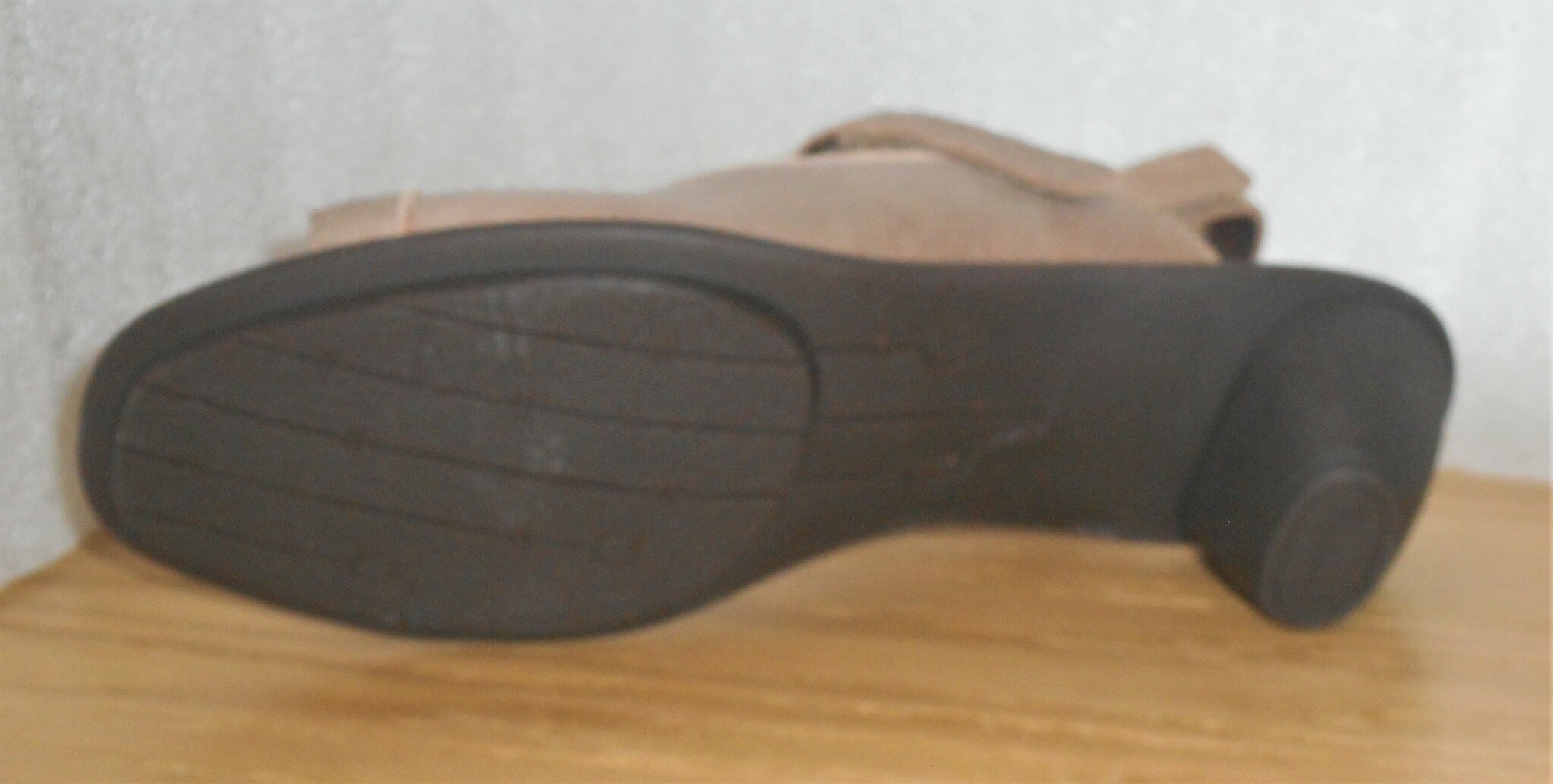 Beige sandalett från Österrikiska fabrikatet Think!