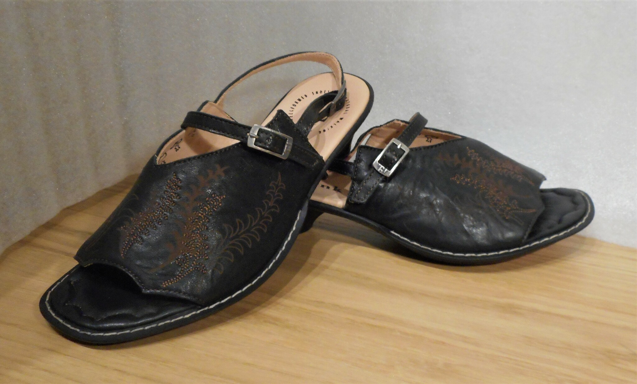 Svart sandalett med brunt, broderat mönster - fabrikat Think!