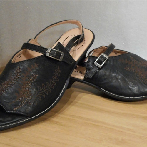 Svart sandalett med brunt, broderat mönster - fabrikat Think!