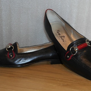 Marinblå loafer med röda detaljer - från italienska Mara Bini